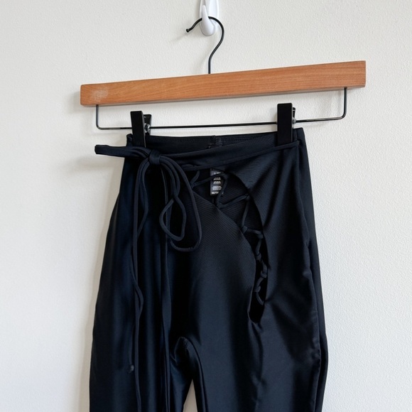 SKIMS • Lace Up Leggings in Onyx - Picture 4 of 11